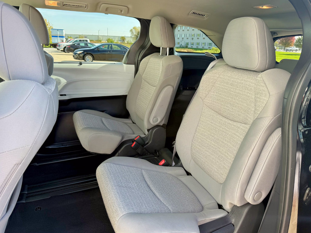 Used 2025 Toyota Sienna LE FWD image 12