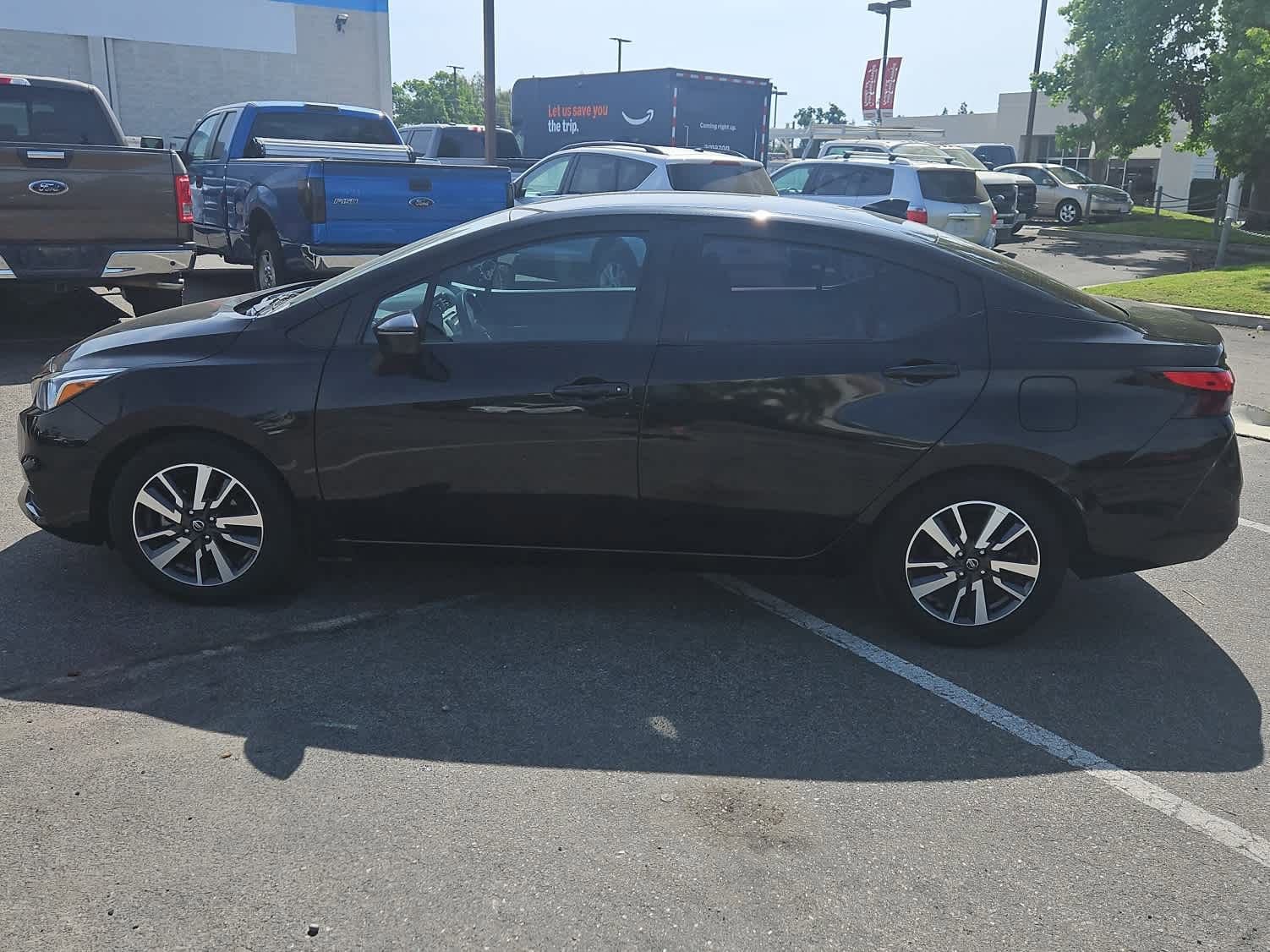 Used 2021 Nissan Versa SV image 2