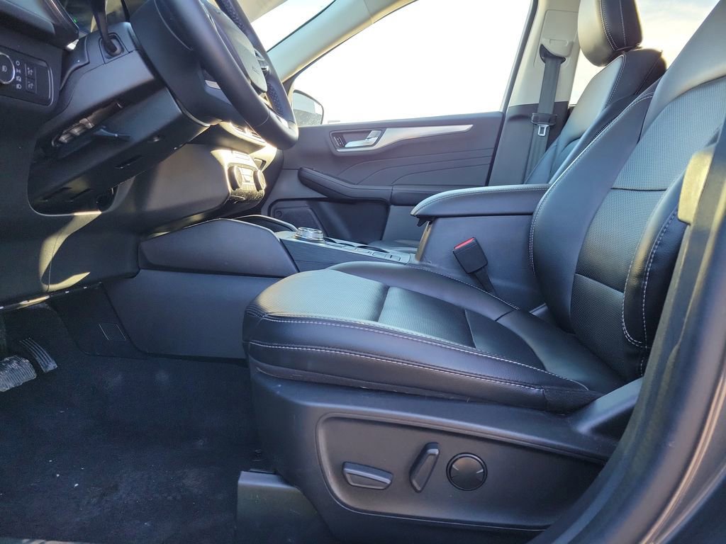 Certified 2022 Ford Escape Titanium w/ Class II Trailer Tow Package image 17