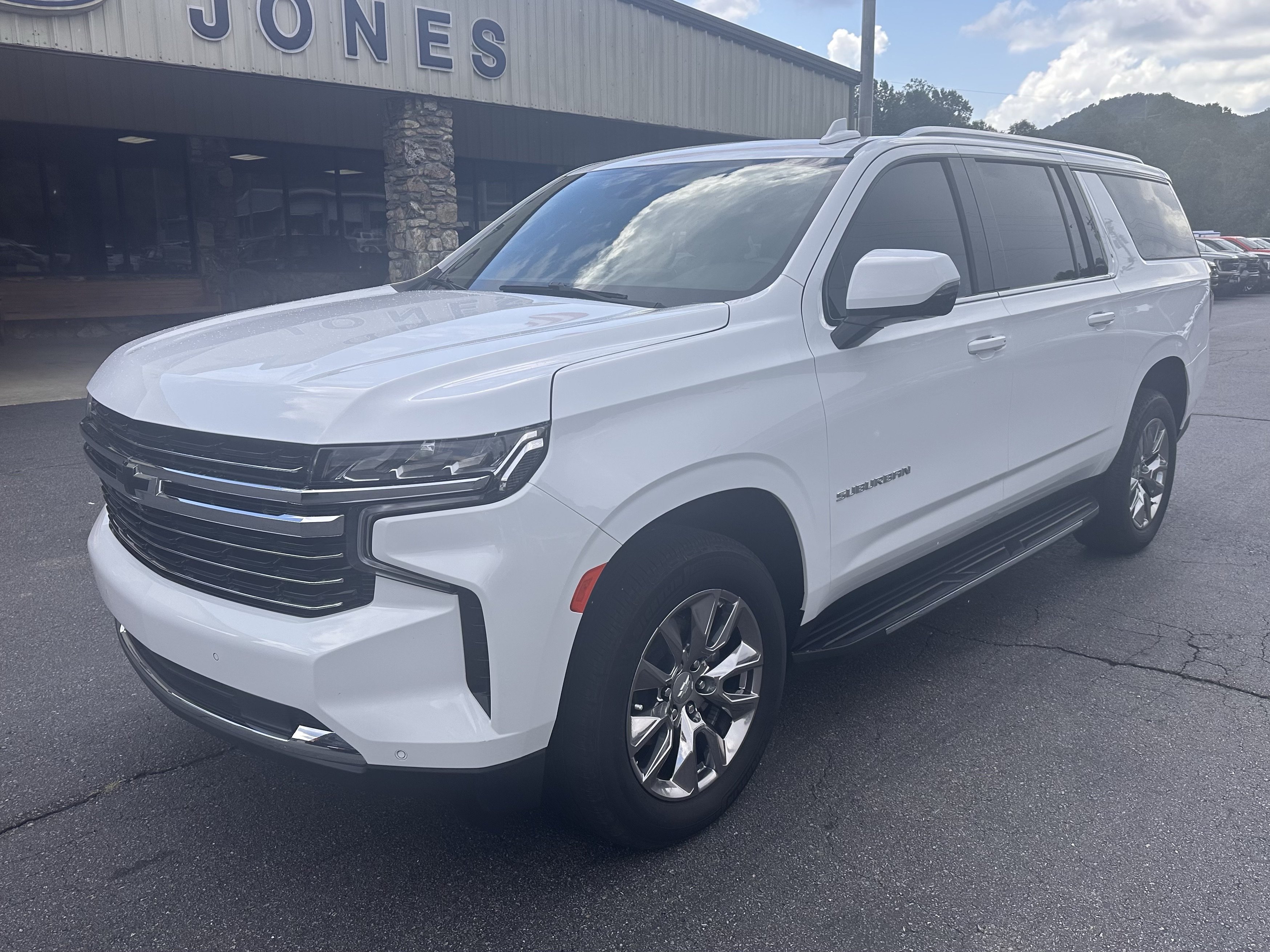 Used 2022 Chevrolet Suburban LT w/ LT Signature Package AWD/4WD image 2