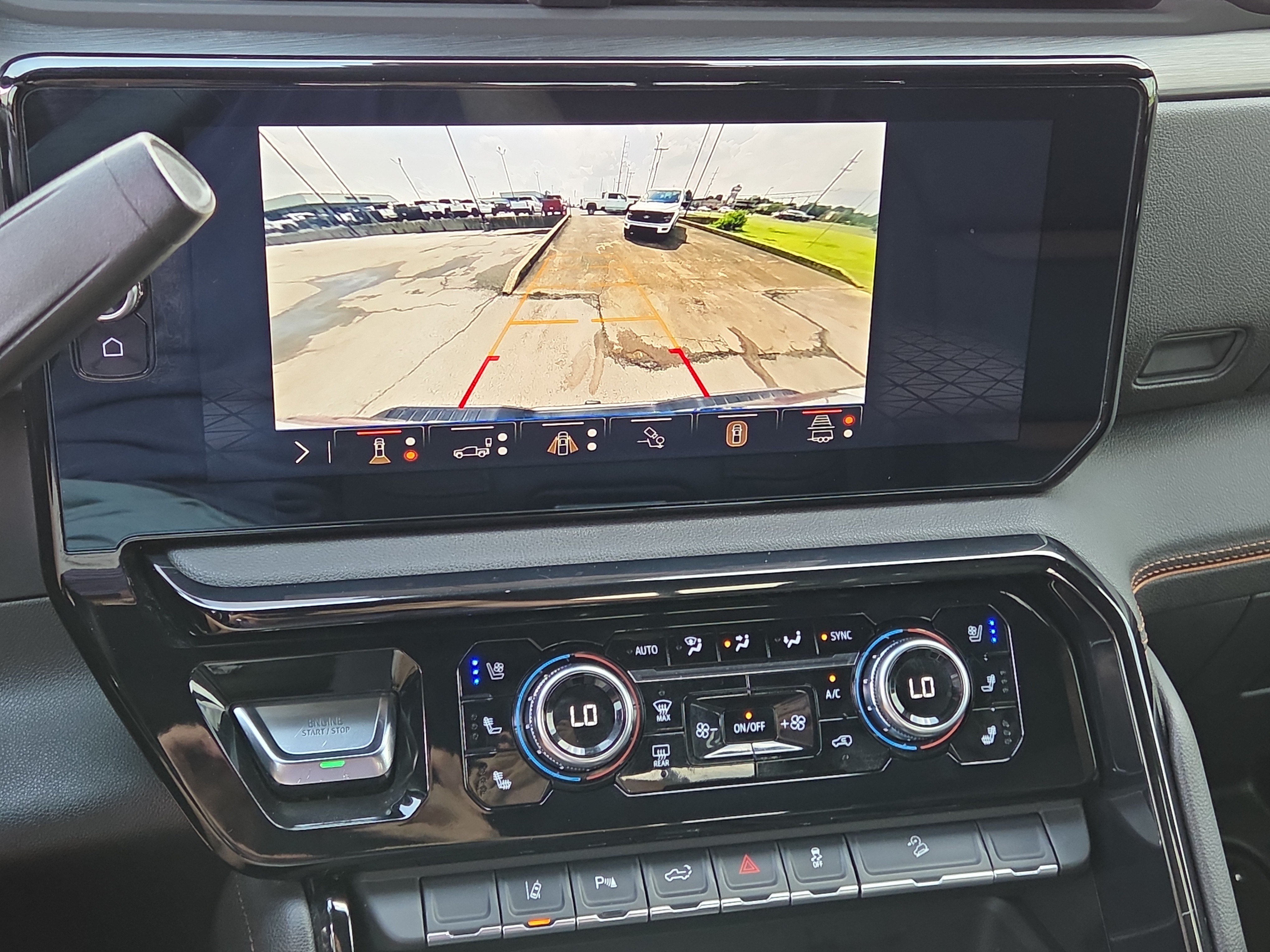 Used 2025 GMC Sierra 2500 AT4 w/ Technology Package AWD/4WD image 24