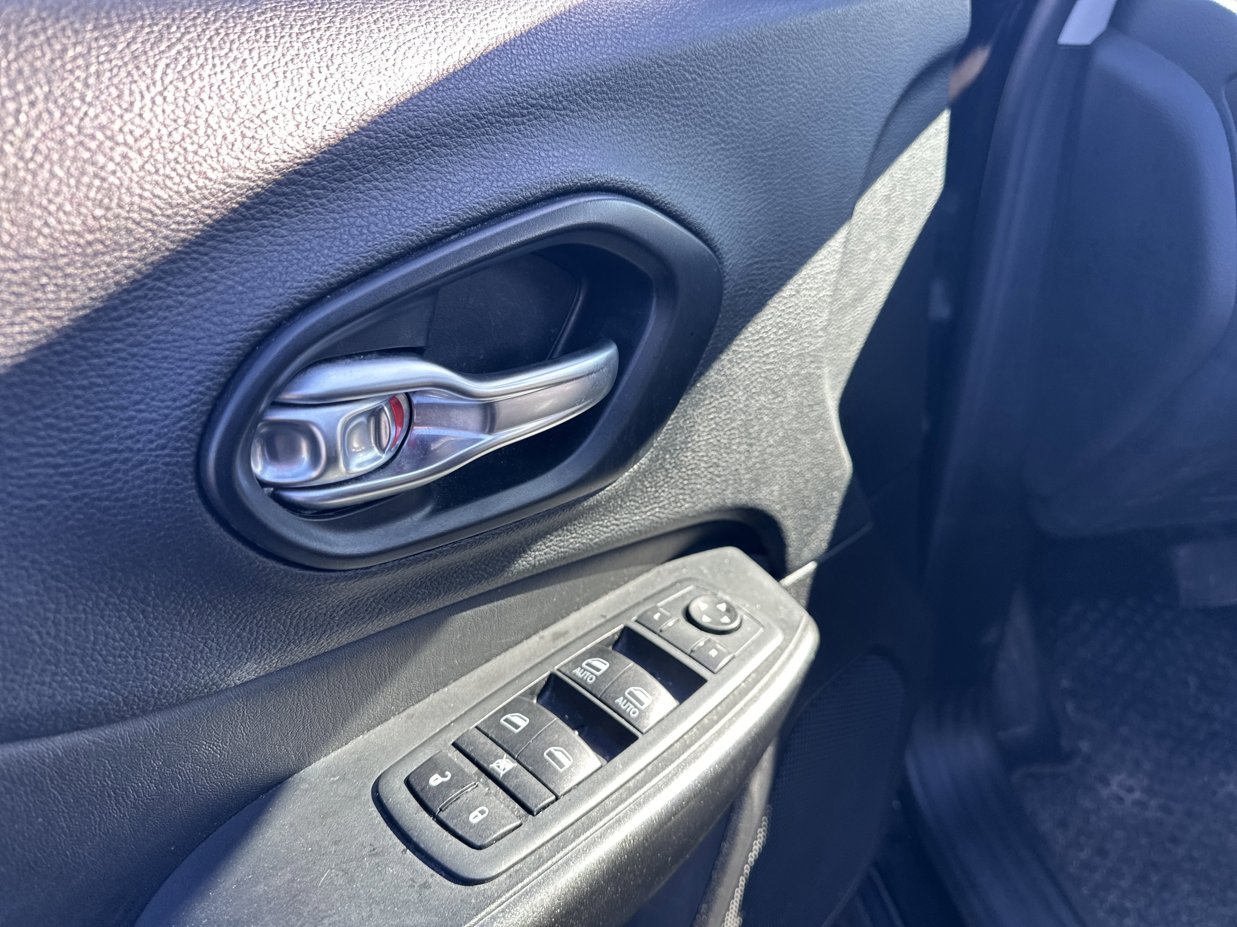 Used 2021 Jeep Cherokee Trailhawk w/ Comfort/Convenience Group image 14