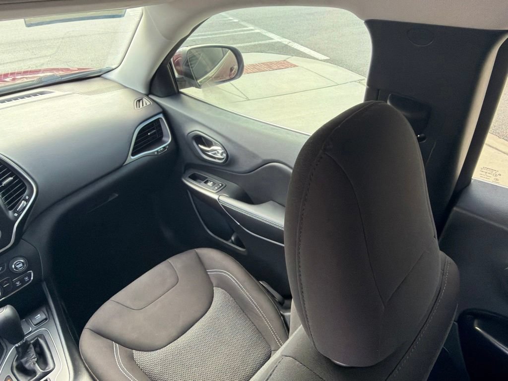 Used 2019 Jeep Cherokee Latitude w/ Popular Appearance Group FWD image 18