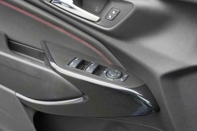 Used 2025 Chevrolet Trax RS w/ Sunroof Package image 29