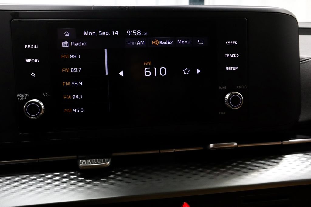 Used 2024 Kia Carnival LX FWD image 3