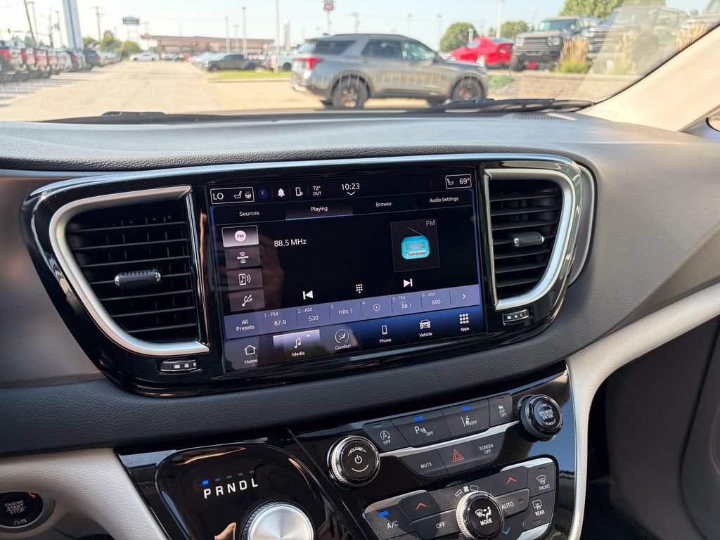Used 2024 Chrysler Pacifica Touring-L FWD image 23
