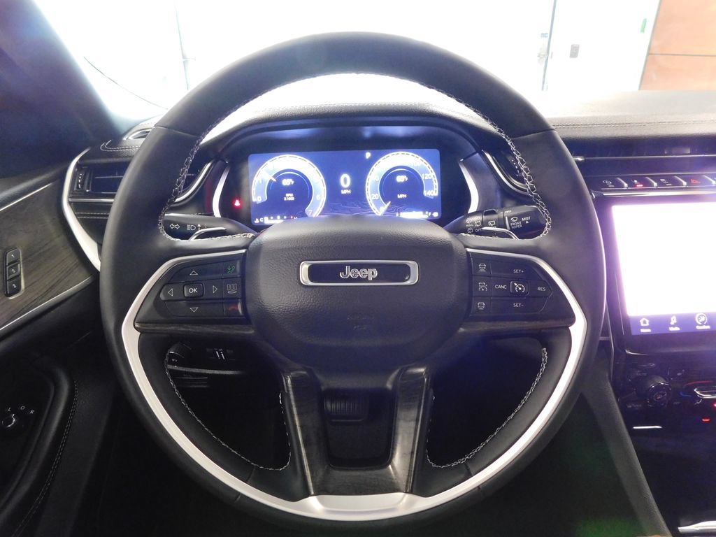 Used 2024 Jeep Grand Cherokee Limited w/ Black Appearance Package AWD/4WD image 18
