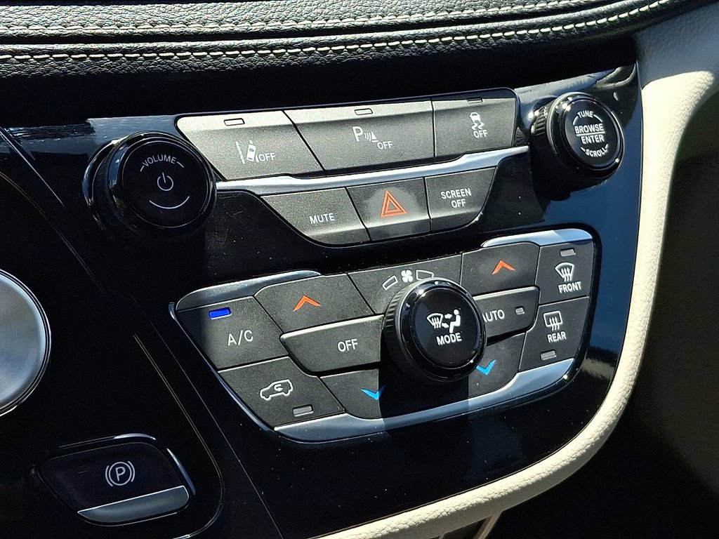 Used 2023 Chrysler Pacifica Touring-L FWD image 16