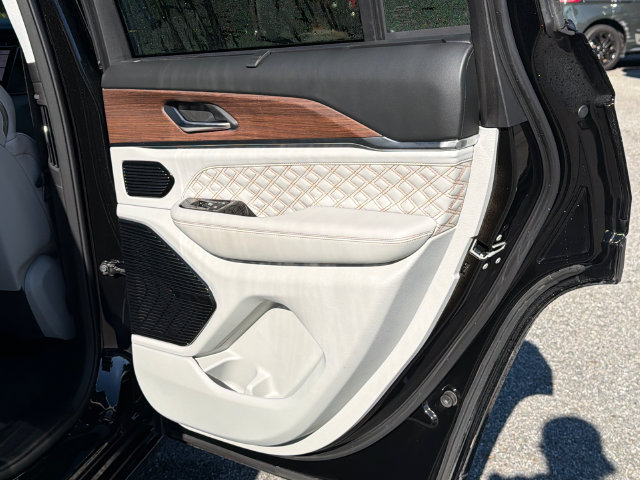 Used 2022 Jeep Grand Cherokee Summit w/ Adv Protech Group IV AWD/4WD image 18