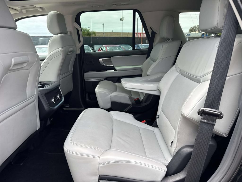 Certified 2025 Ford Expedition Platinum w/ Driver's Package AWD/4WD image 13