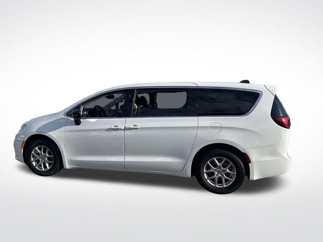 Used 2024 Chrysler Pacifica Touring-L image 2