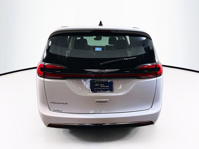 Used 2024 Chrysler Pacifica Touring-L image 4