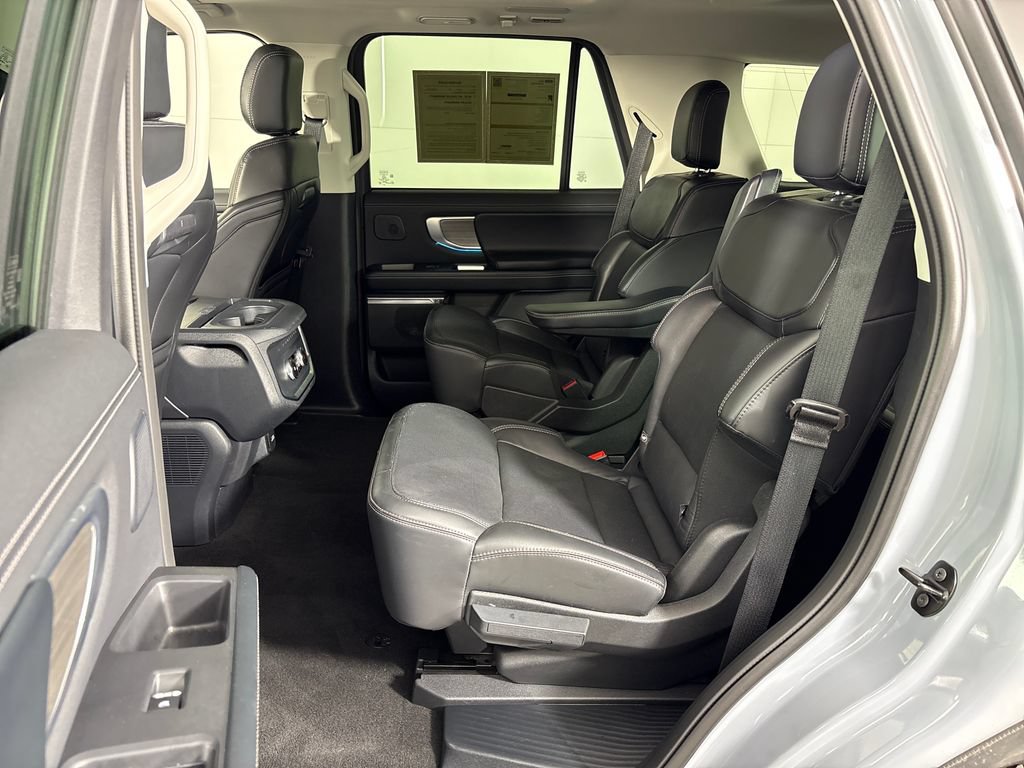 Certified 2025 Ford Expedition Platinum w/ Driver's Package AWD/4WD image 31