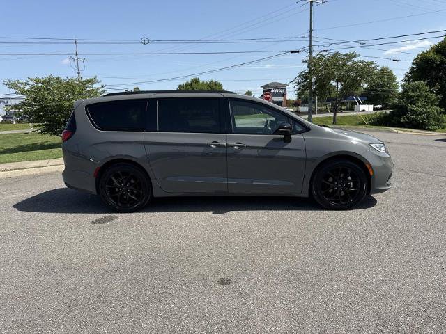 Used 2025 Chrysler Pacifica Limited FWD image 4