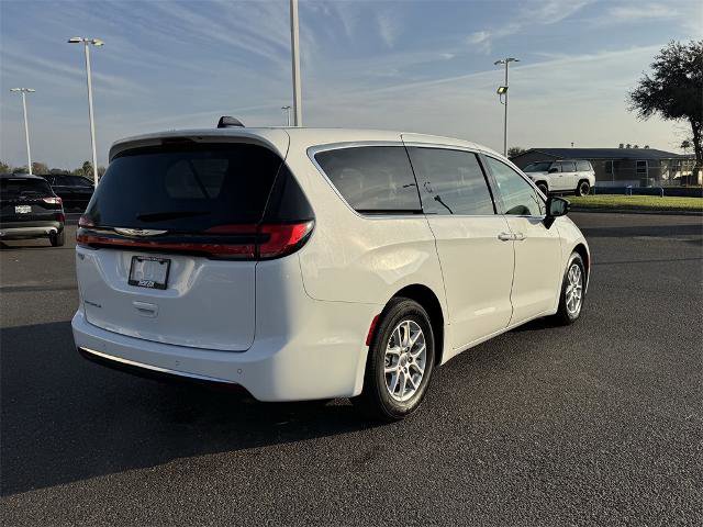 Used 2024 Chrysler Pacifica Touring-L image 5