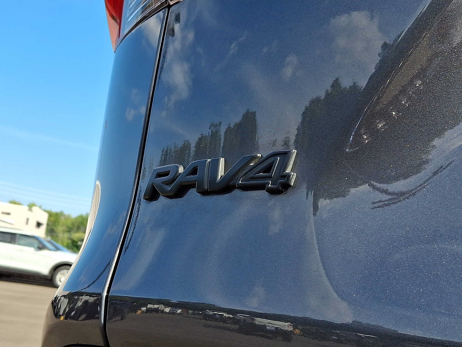 Used 2020 Toyota RAV4 LE w/ All Weather Liner Package AWD/4WD image 29