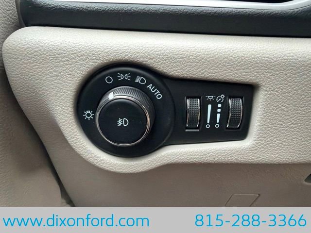 Used 2023 Chrysler Pacifica Touring-L FWD image 18