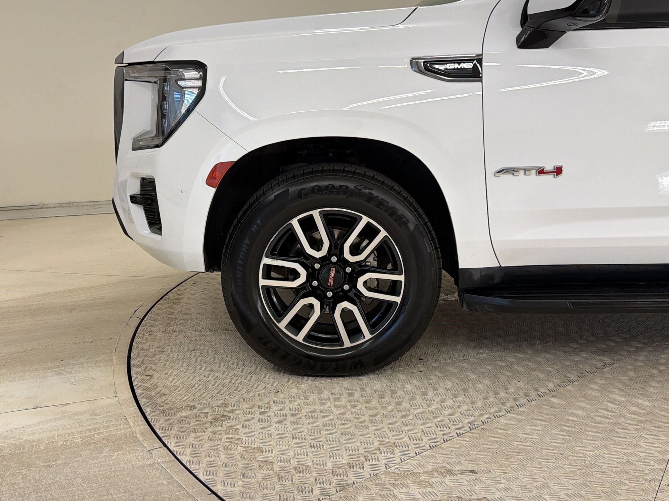 Used 2023 GMC Yukon XL AT4 AWD/4WD image 13