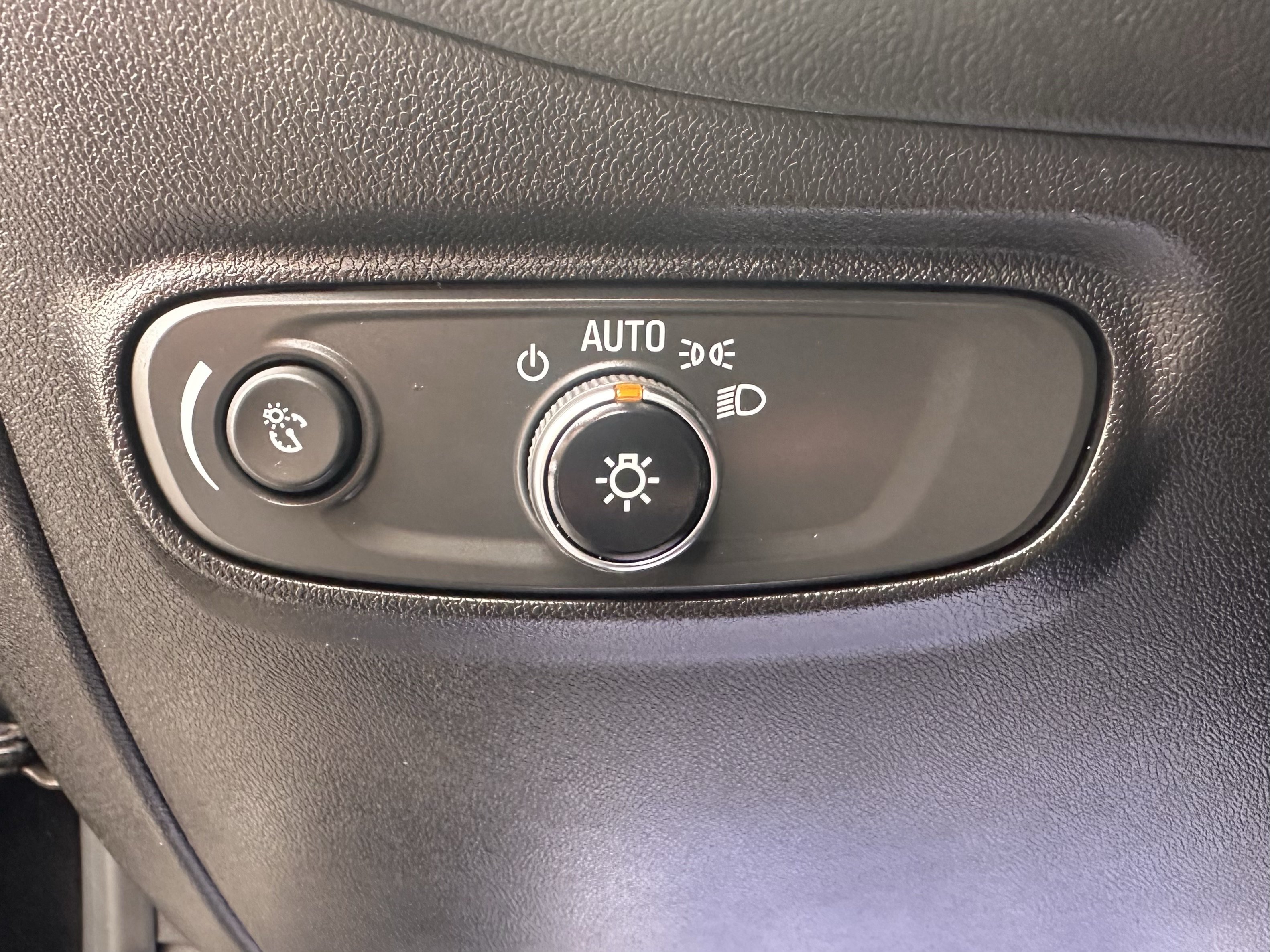 Used 2020 Chevrolet Equinox LT FWD image 19