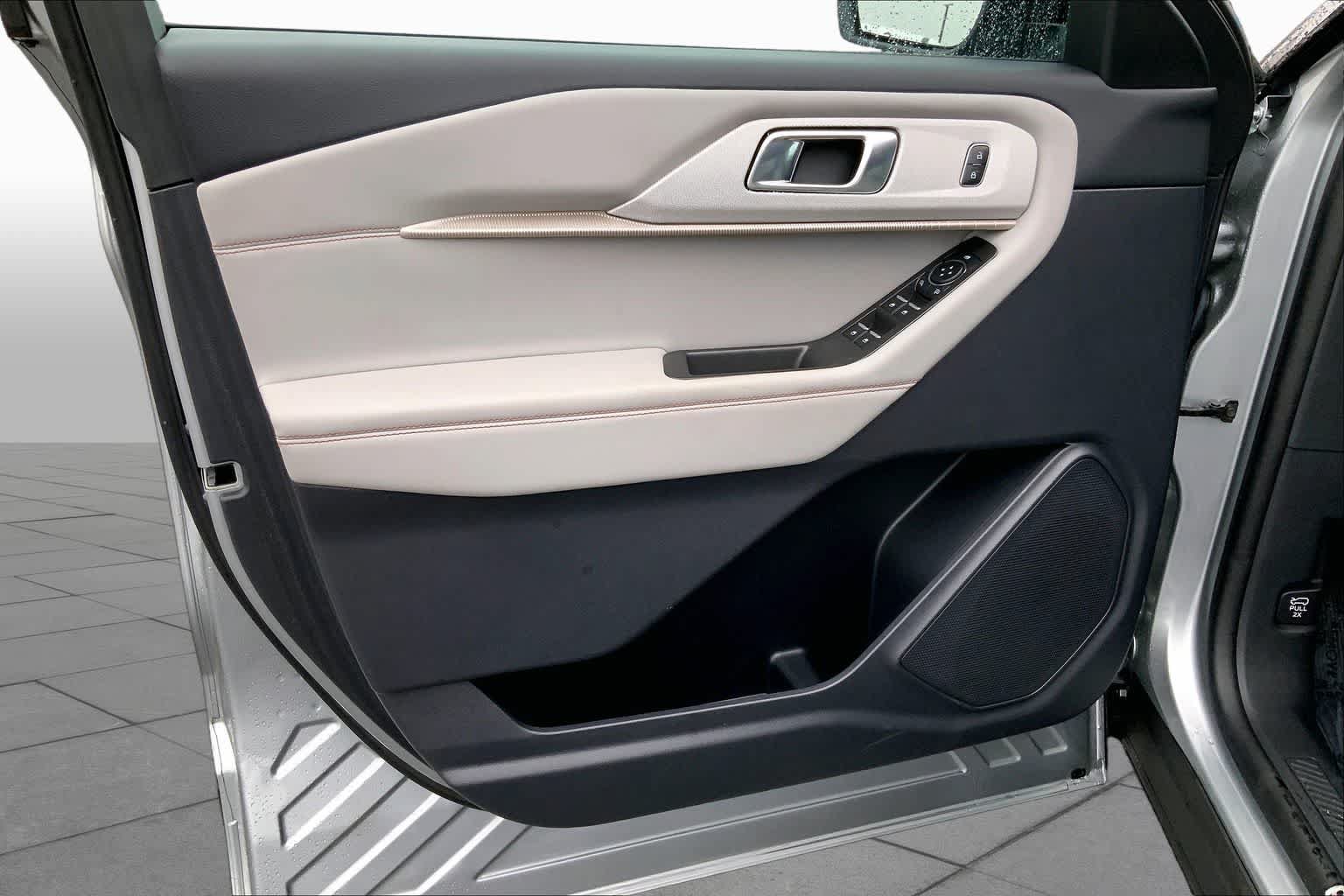 Certified 2025 Ford Explorer Active w/ Active Comfort Package RWD image 21