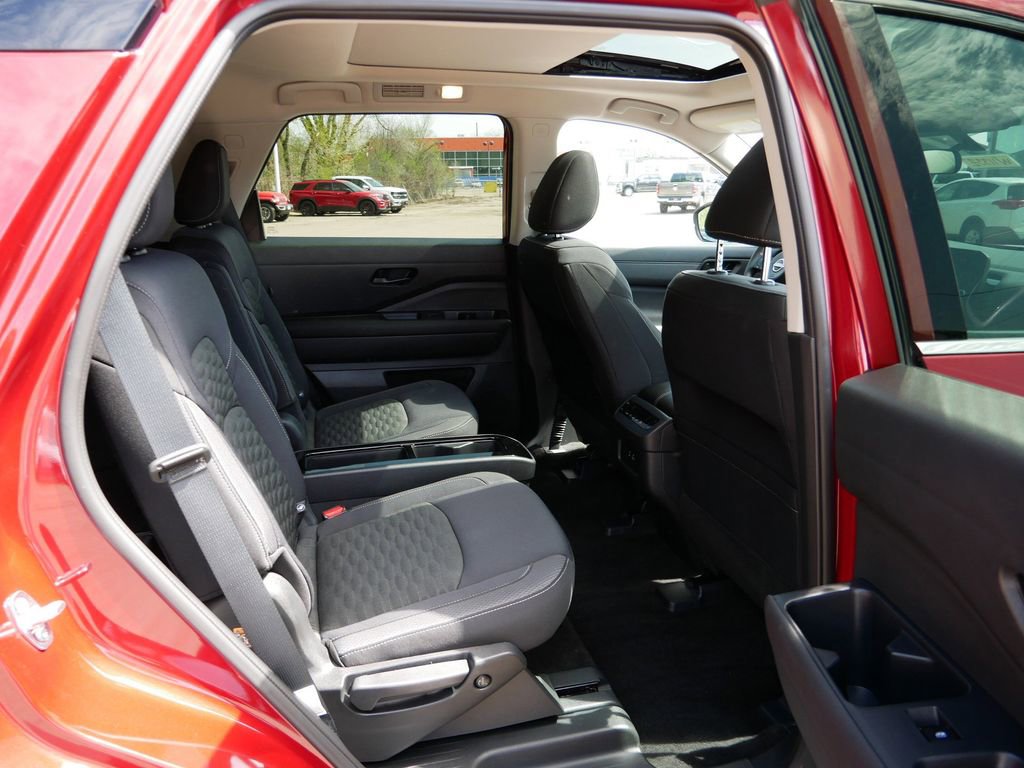 Used 2024 Nissan Pathfinder SV w/ SV Premium Package image 9