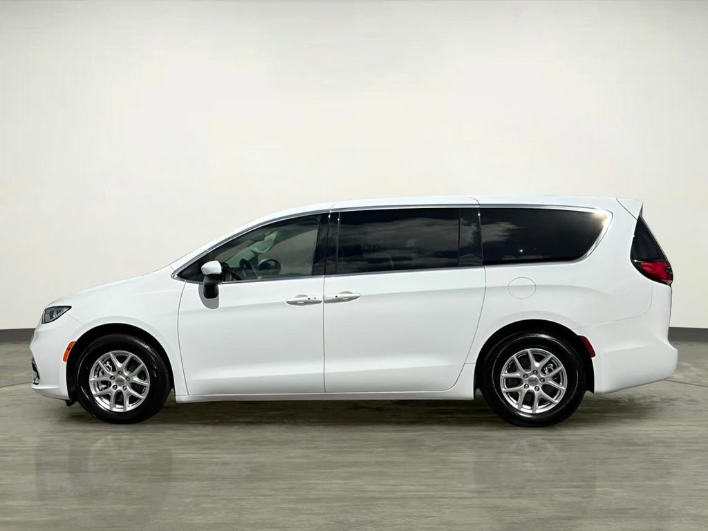 Used 2023 Chrysler Pacifica Touring-L image 3
