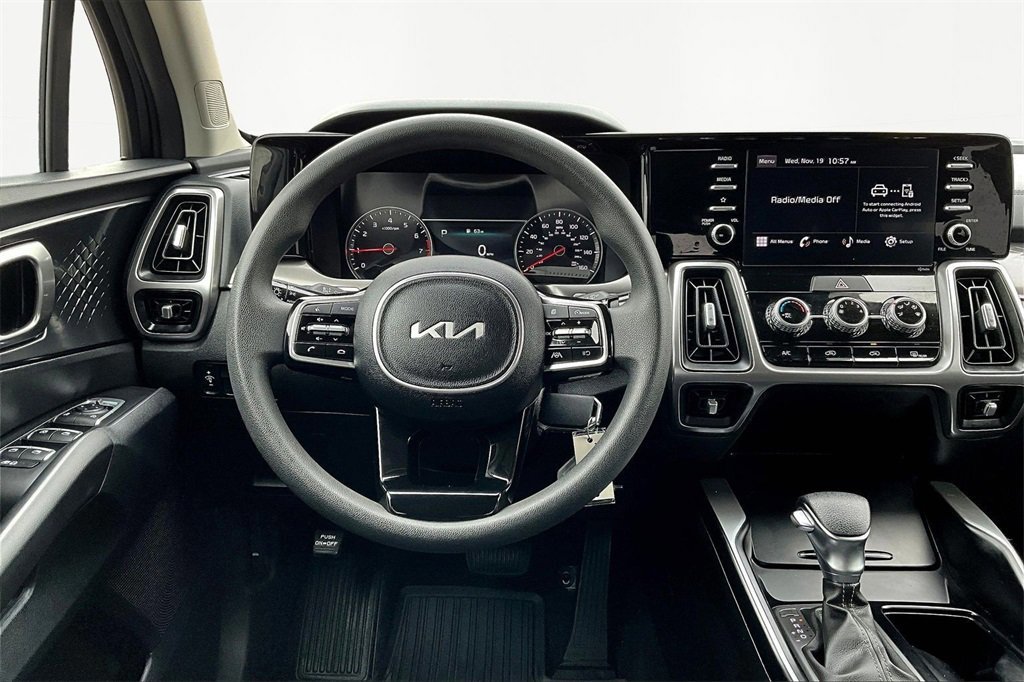 Used 2023 Kia Sorento LX image 7