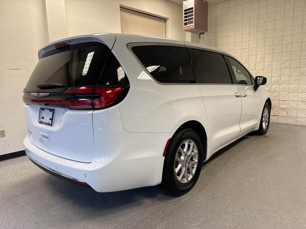 Used 2023 Chrysler Pacifica Touring-L image 48