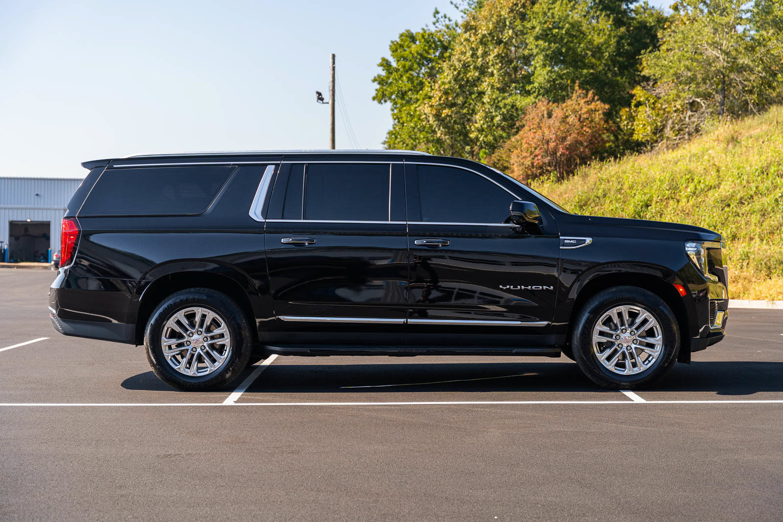 Used 2023 GMC Yukon XL SLT w/ SLT Premium Package AWD/4WD image 8