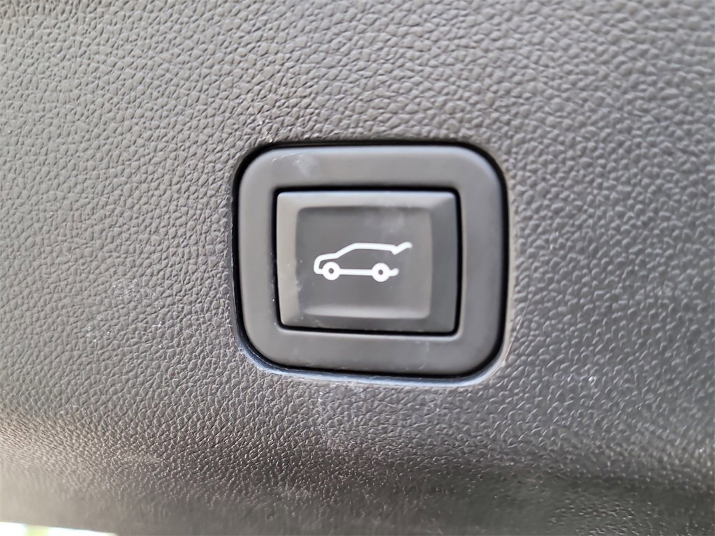 Used 2023 GMC Yukon Denali Ultimate image 9