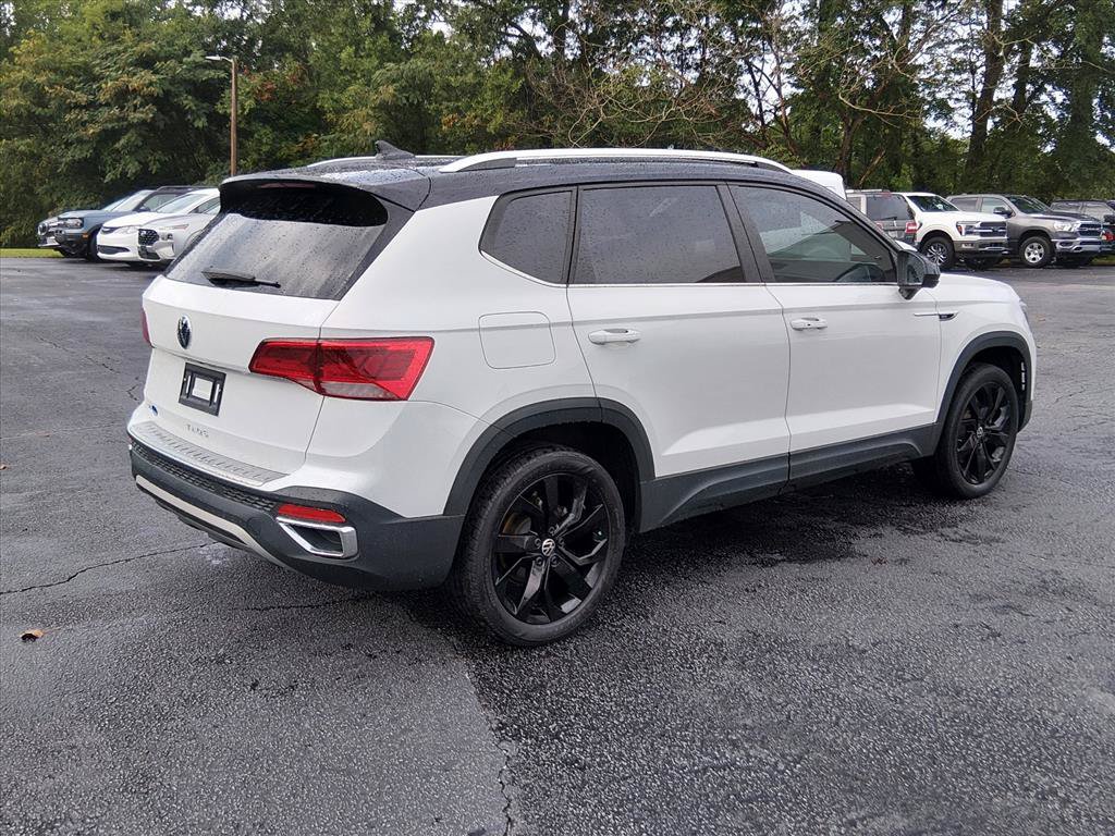 Used 2023 Volkswagen Taos SE w/ Panoramic Sunroof Package FWD image 4