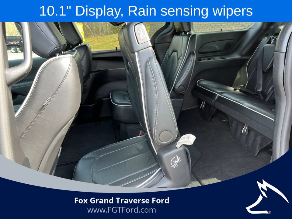 Used 2025 Chrysler Pacifica Limited FWD image 5