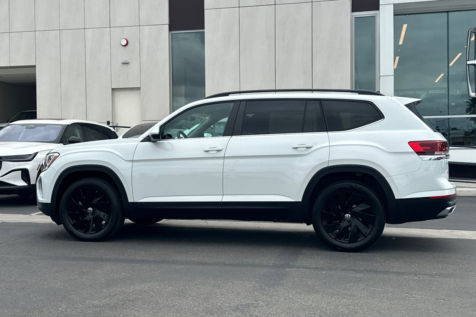 Used 2024 Volkswagen Atlas SE w/ Panoramic Sunroof Package FWD image 6