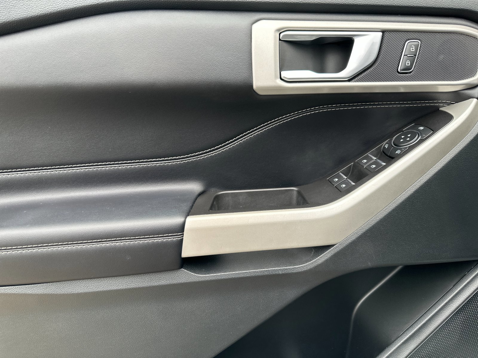 Certified 2022 Ford Explorer XLT w/ Equipment Group 202A image 11