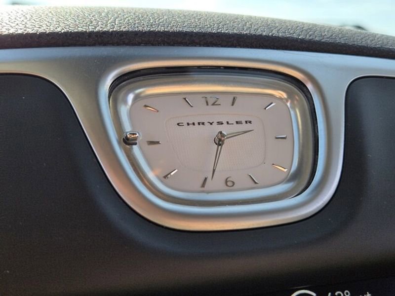 Used 2018 Chrysler 300 Limited w/ Safetytec Plus Group image 24