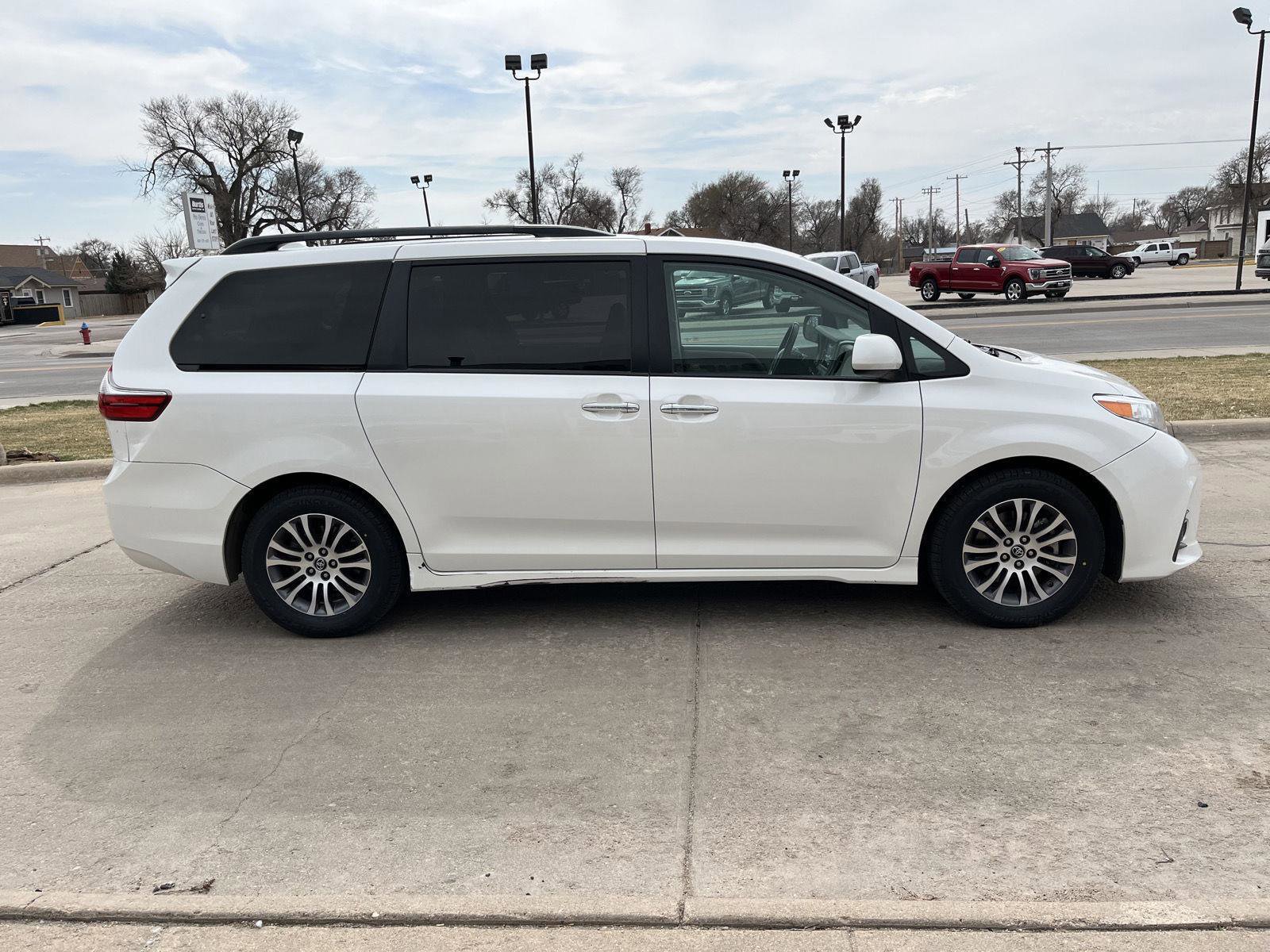 Used 2020 Toyota Sienna XLE w/ XLE Navigation Package image 5