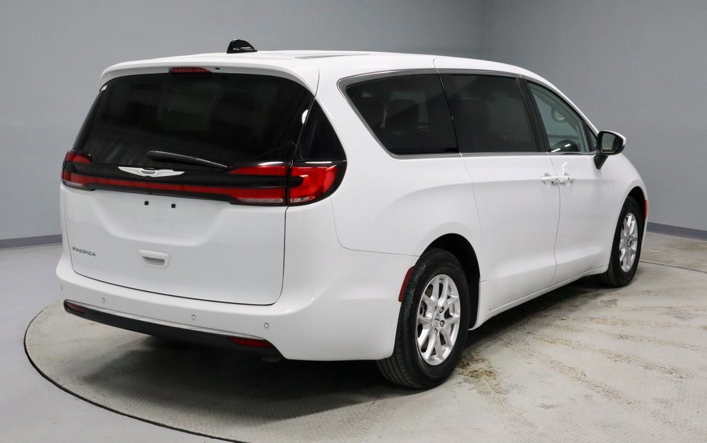 Used 2023 Chrysler Pacifica Touring-L image 7