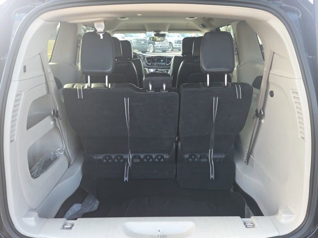 Used 2023 Chrysler Pacifica Touring-L image 13