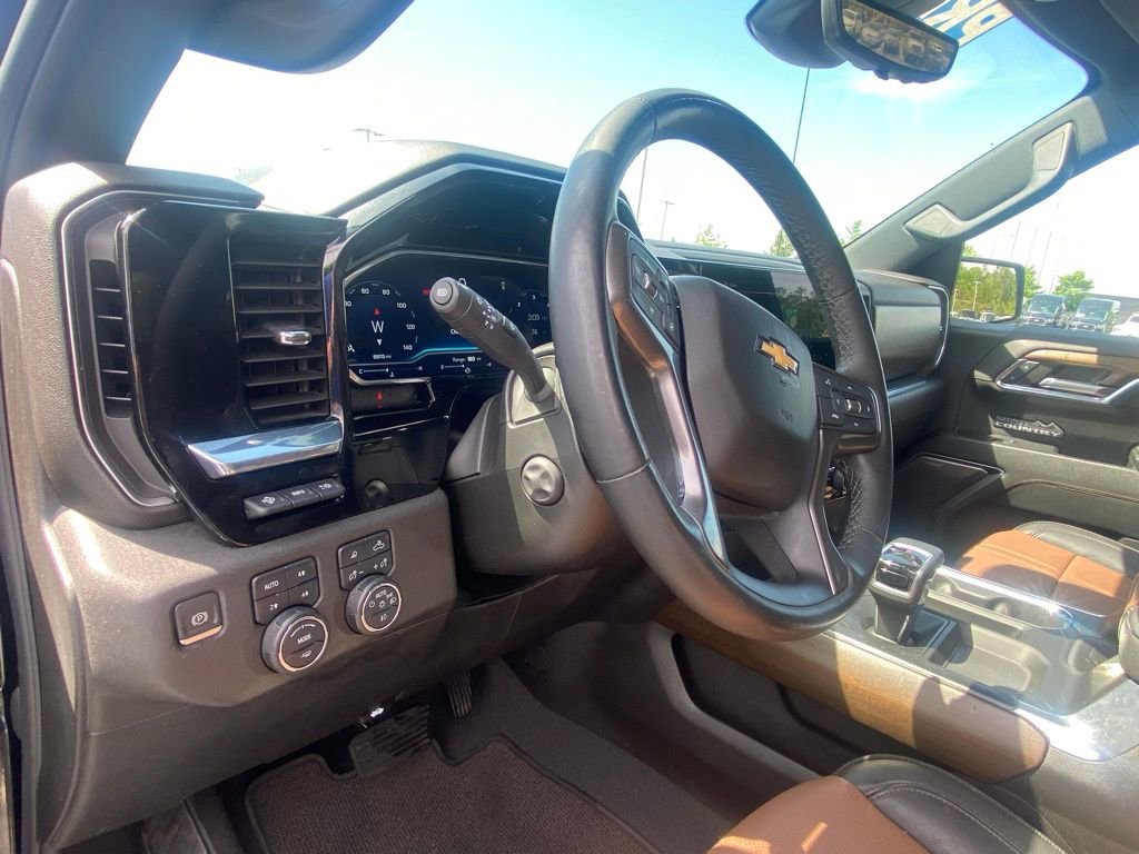 Used 2023 Chevrolet Silverado 1500 High Country w/ Technology Package AWD/4WD image 9