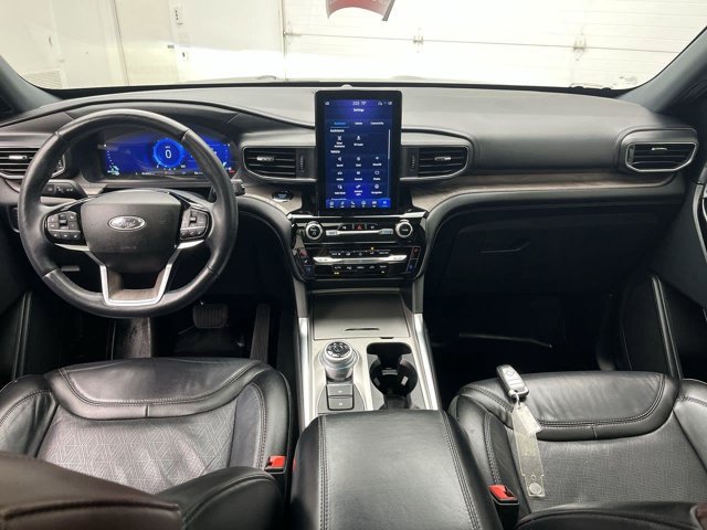 Certified 2023 Ford Explorer Platinum w/ Technology Package AWD/4WD image 4