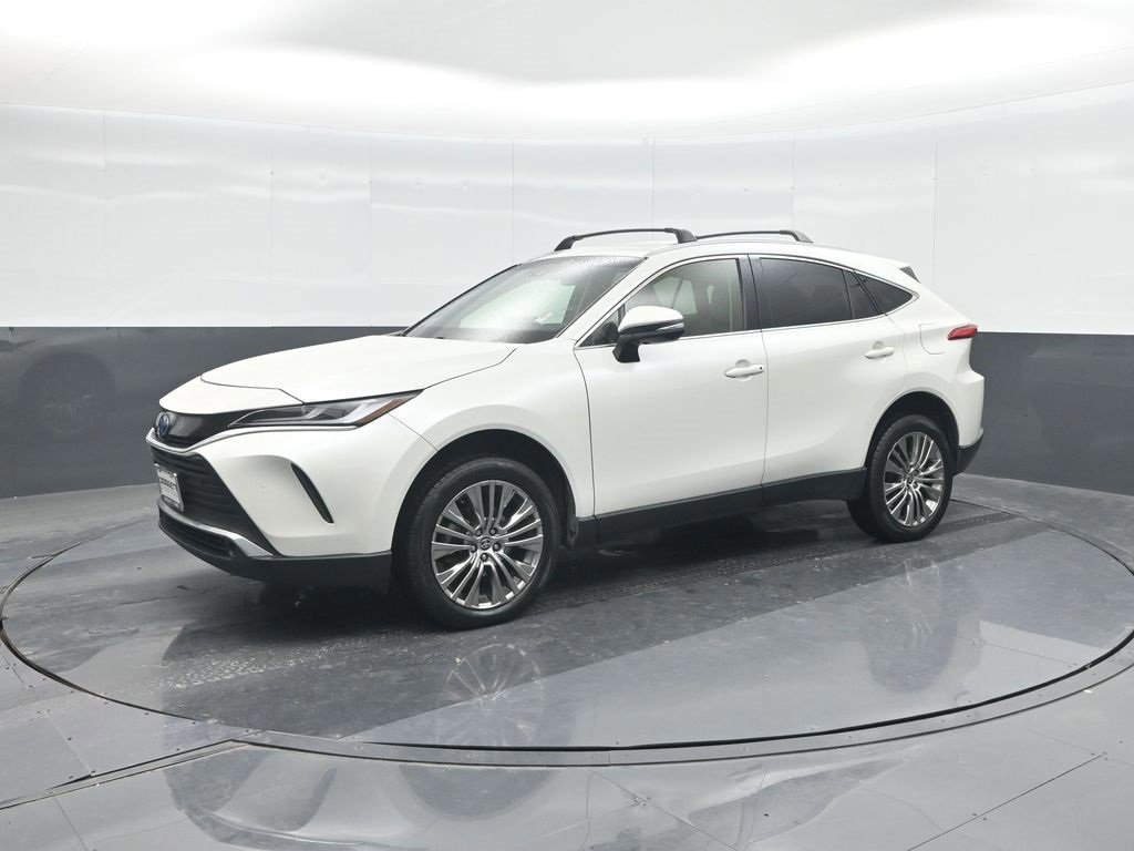 Used 2022 Toyota Venza XLE image 2