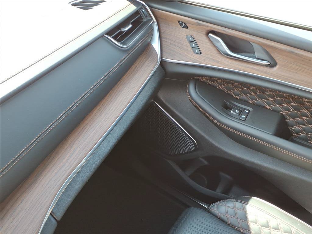 Used 2025 Jeep Grand Cherokee Summit AWD/4WD image 18