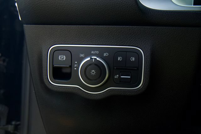 Used 2021 Mercedes-Benz GLB 250 4MATIC w/ Premium Package image 19