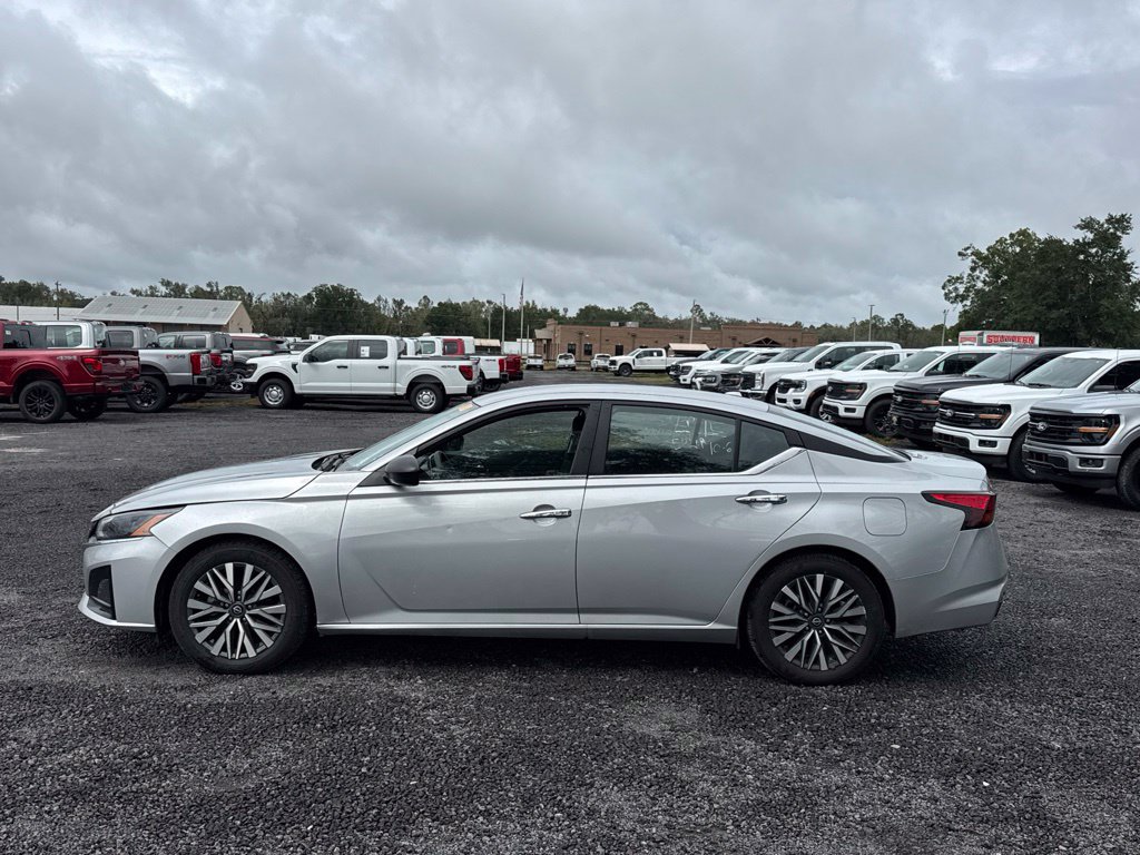 Used 2025 Nissan Altima 2.5 SV FWD image 2