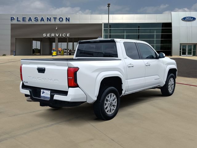 Used 2025 Toyota Tacoma SR5 AWD/4WD image 5