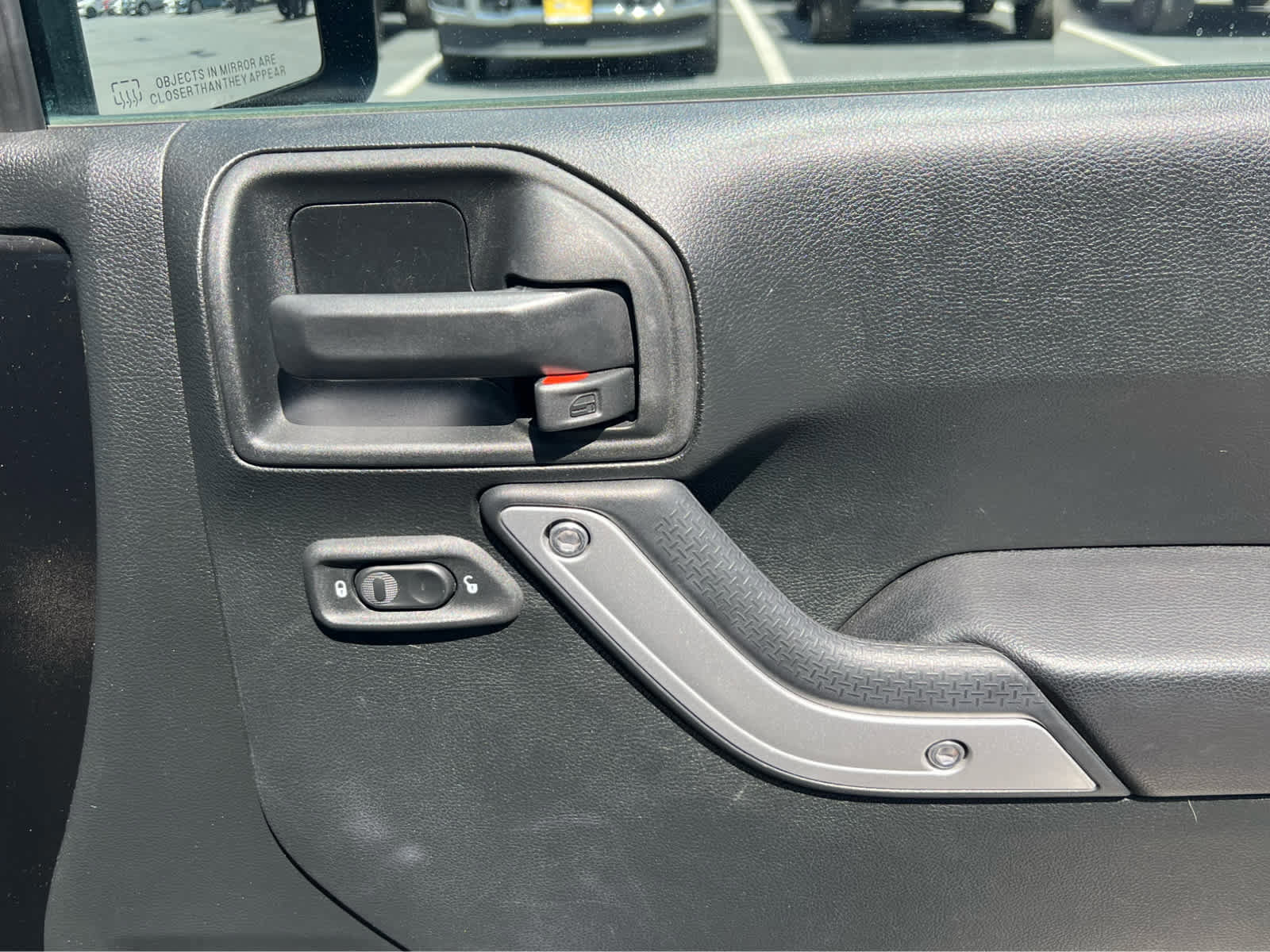 Used 2018 Jeep Wrangler Sahara w/ Connectivity Group AWD/4WD image 19