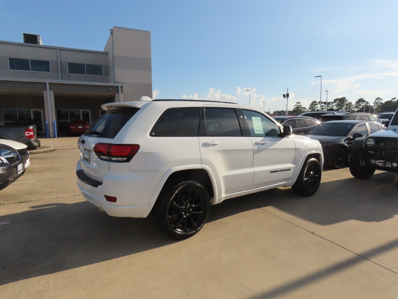 Used 2018 Jeep Grand Cherokee Altitude AWD/4WD image 11