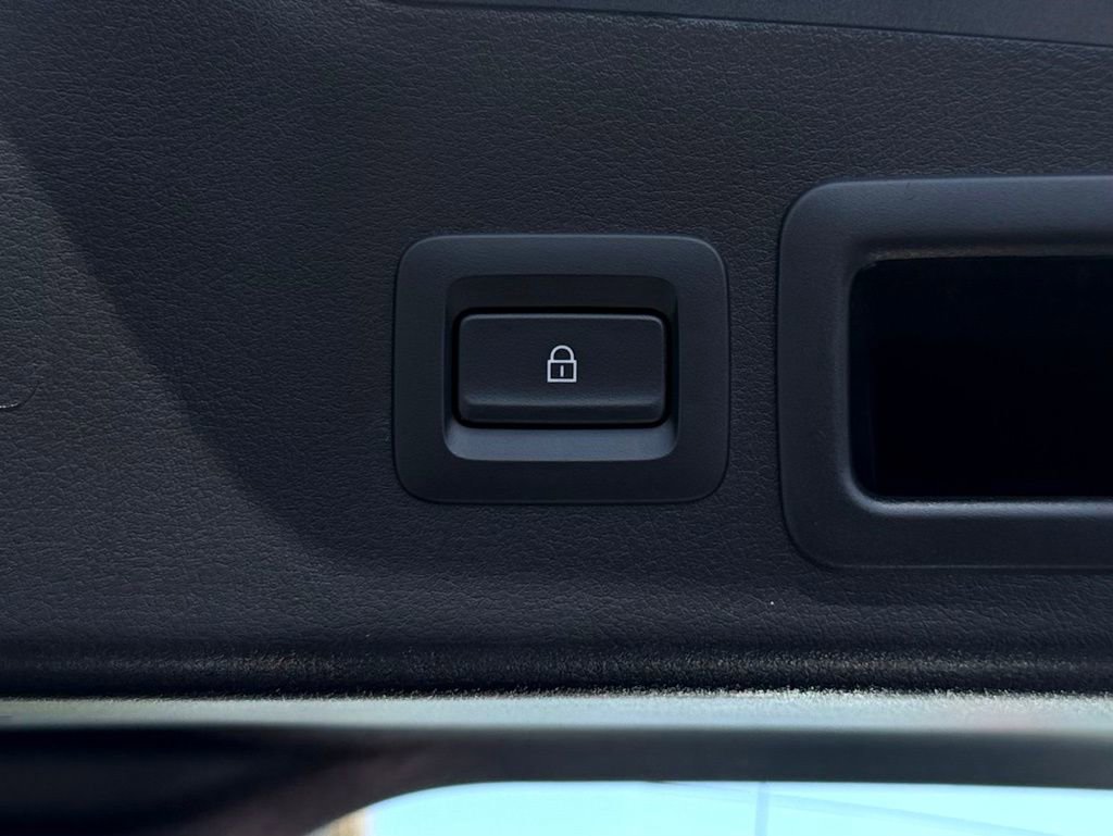 Used 2025 MAZDA MAZDA3 2.5 S Hatchback w/ Premium Pkg image 11