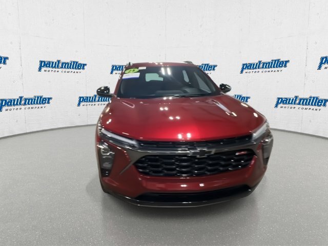 Used 2025 Chevrolet Trax RS FWD image 3