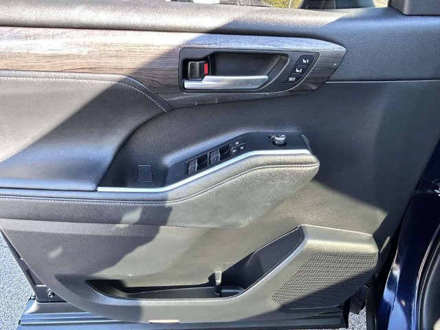 Used 2023 Toyota Highlander Platinum FWD image 18